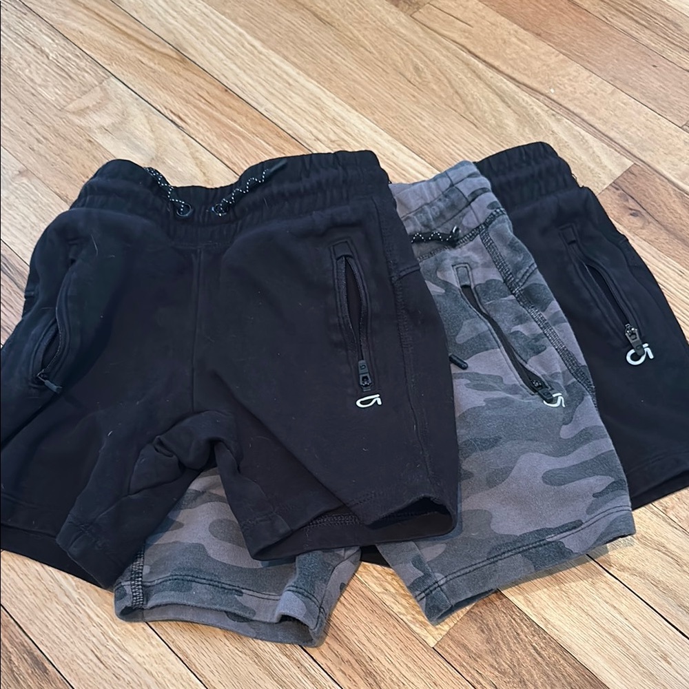 Bundle Gap Kids XS GapFit Tech shorts 3 pack - black, black, gray camo.